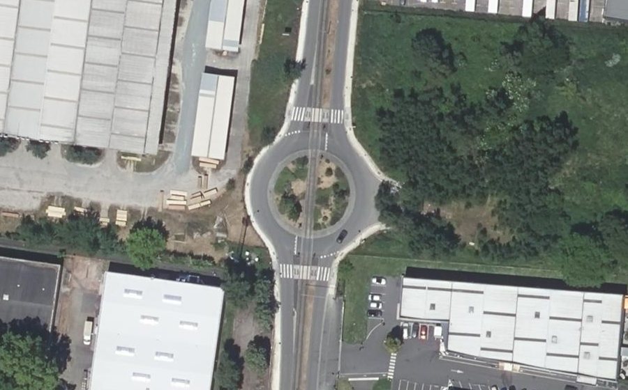 Vue aérienne du Rond-point anonyme n°252904736