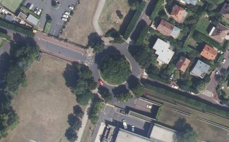 Vue aérienne du Rond-point anonyme n°25298534