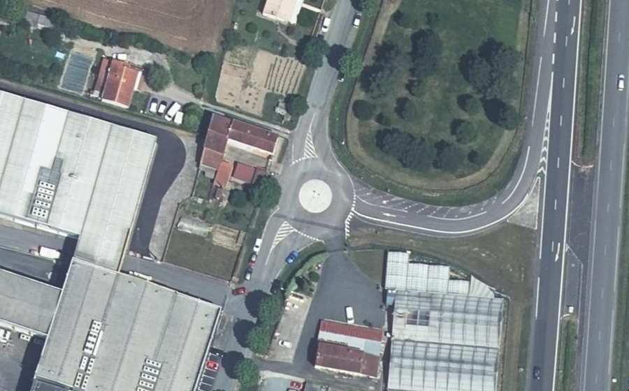 Vue aérienne du Rond-point anonyme n°253016997