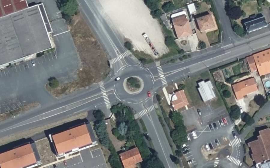 Vue aérienne du Rond-point anonyme n°25303680