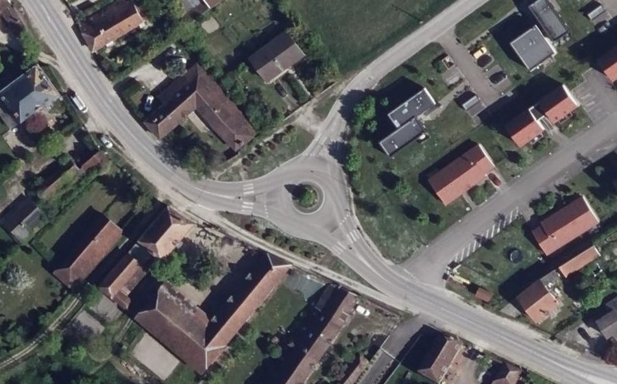 Vue aérienne du Rond-point anonyme n°253062954