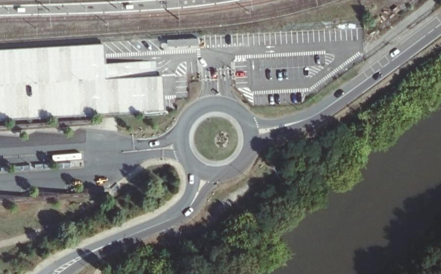 Vue aérienne du Rond-point anonyme n°253074895