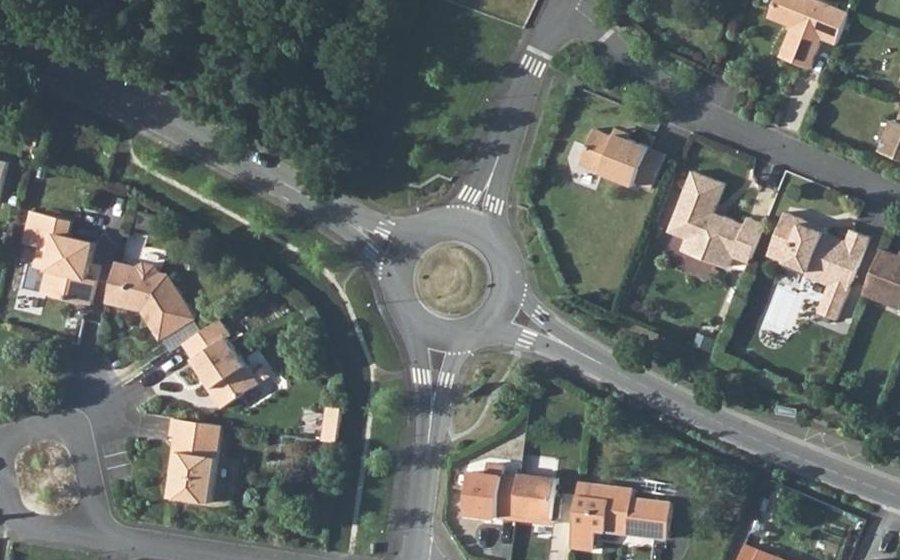 Vue aérienne du Rond-point anonyme n°25307823