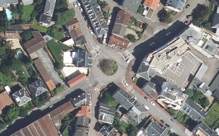 Vue aérienne du Rond-point anonyme n°25308714