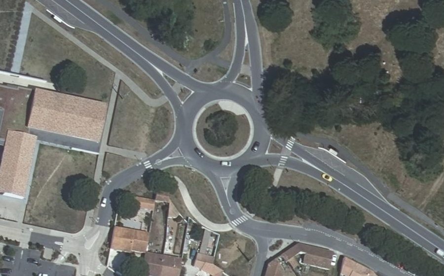 Vue aérienne du Rond-point anonyme n°25310534