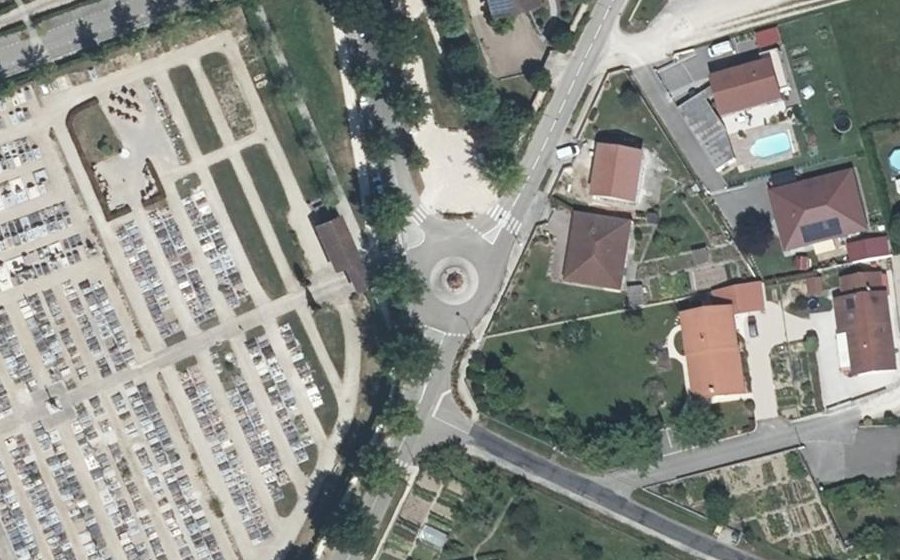Vue aérienne du Rond-point anonyme n°253114365