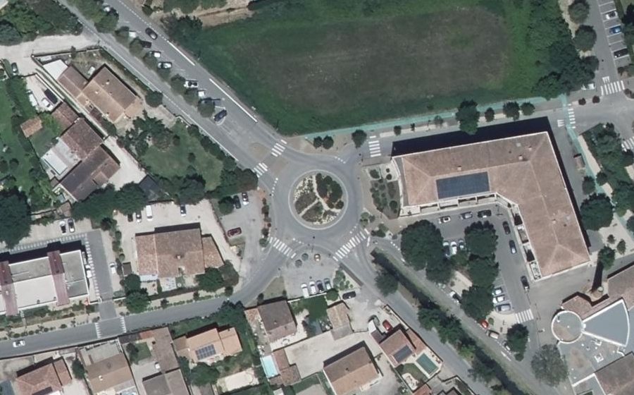 Vue aérienne du Rond-point anonyme n°253149842