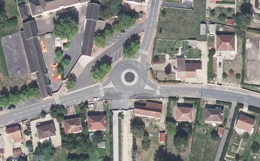 Vue aérienne du Rond-point anonyme n°253309414