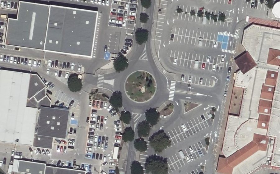 Vue aérienne du Rond-point anonyme n°25331641
