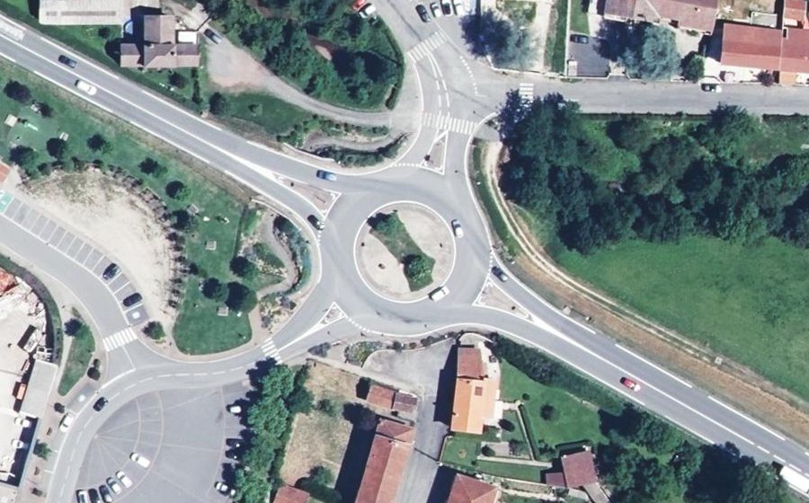 Vue aérienne du Rond-point anonyme n°25333641