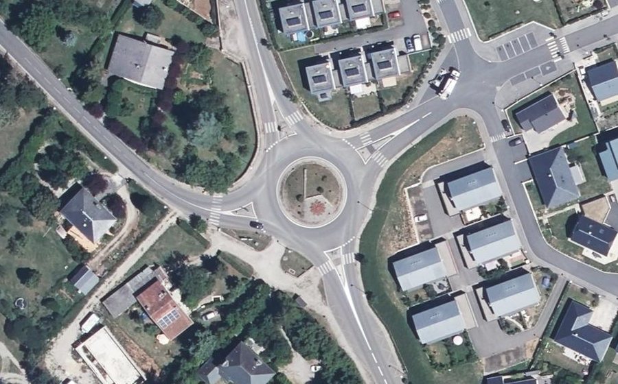 Vue aérienne du Rond-point anonyme n°25334523
