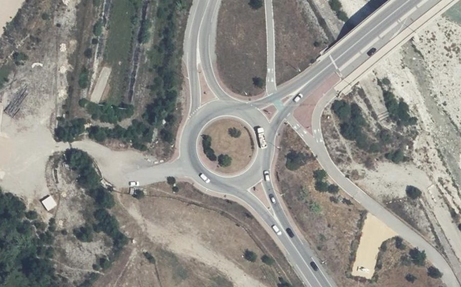 Vue aérienne du Rond-point anonyme n°25338617