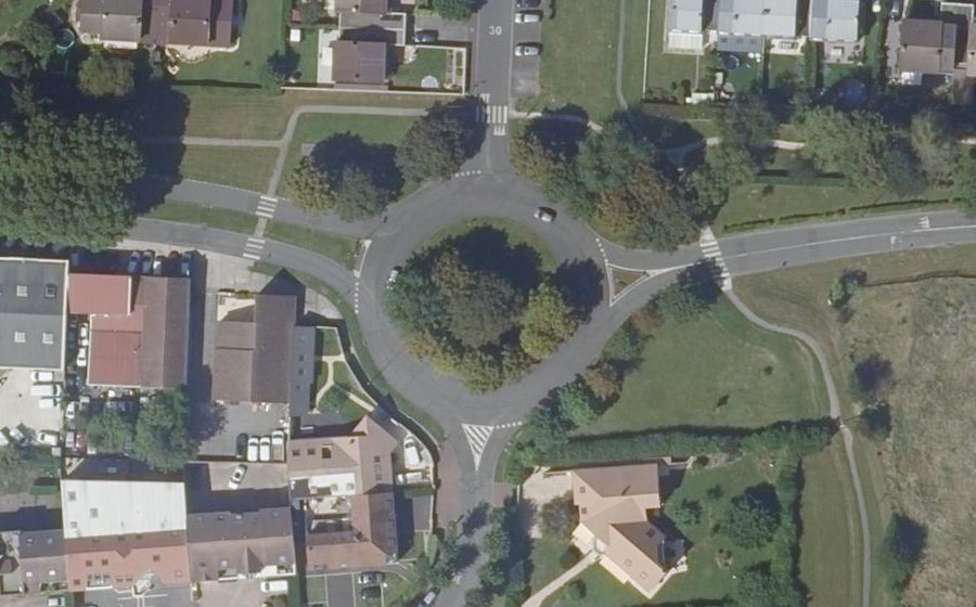 Vue aérienne du Rond-point anonyme n°25339357