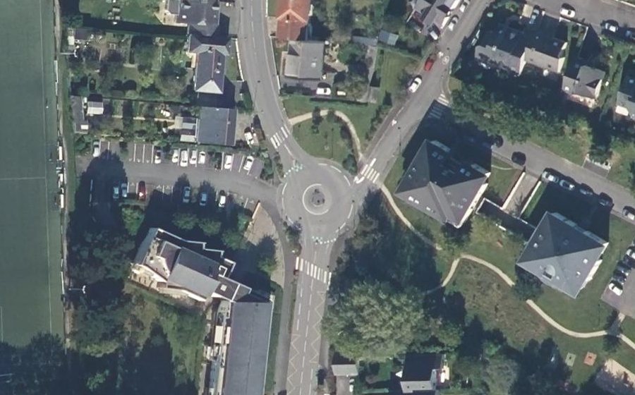 Vue aérienne du Rond-point anonyme n°253493075