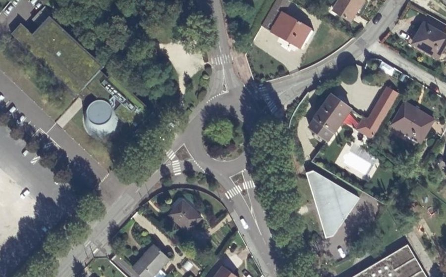 Vue aérienne du Rond-point anonyme n°253515119