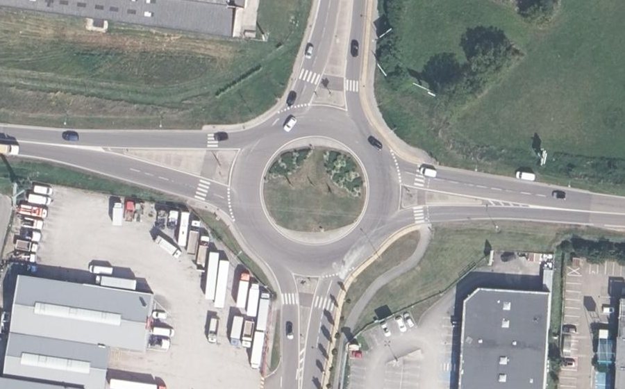 Vue aérienne du Rond-point anonyme n°253630072