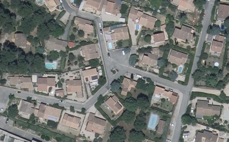 Vue aérienne du Rond-point anonyme n°253684497