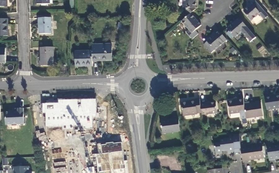 Vue aérienne du Rond-point anonyme n°253703670