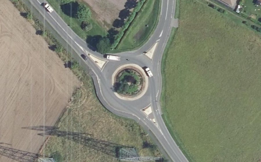 Vue aérienne du Rond-point anonyme n°253724289