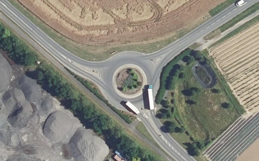 Vue aérienne du Rond-point anonyme n°253724291