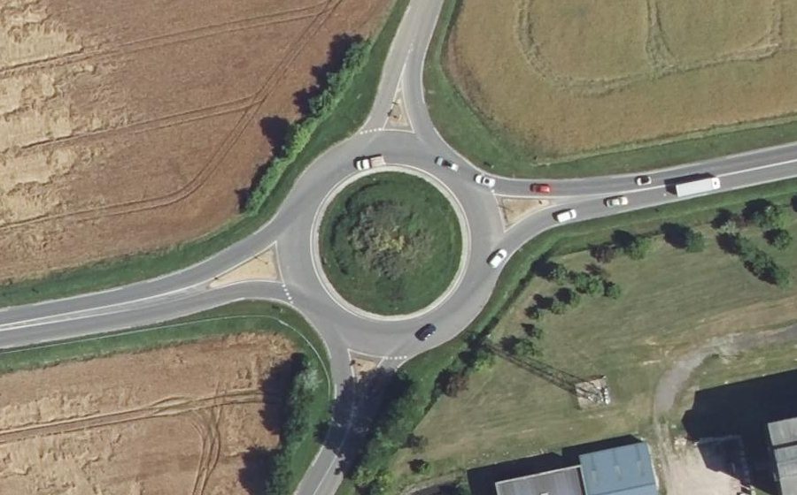 Vue aérienne du Rond-point anonyme n°253724293