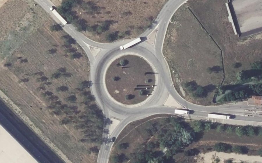 Vue aérienne du Rond-point anonyme n°253730854