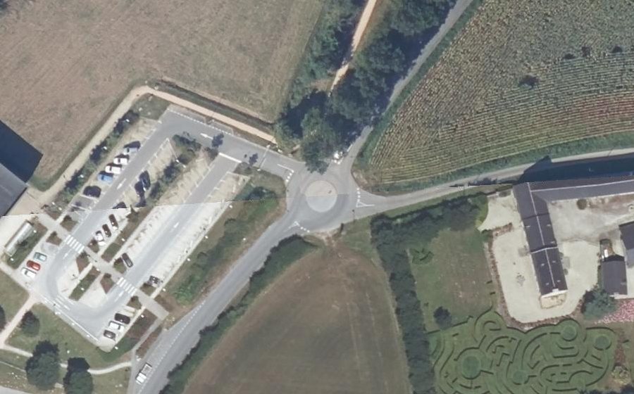 Vue aérienne du Rond-point anonyme n°253769857