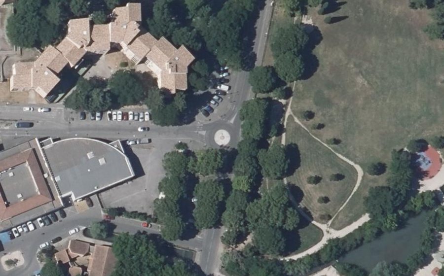 Vue aérienne du Rond-point anonyme n°253770662