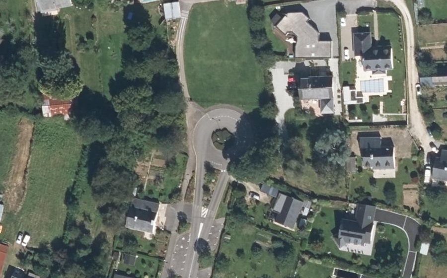 Vue aérienne du Rond-point anonyme n°253775015