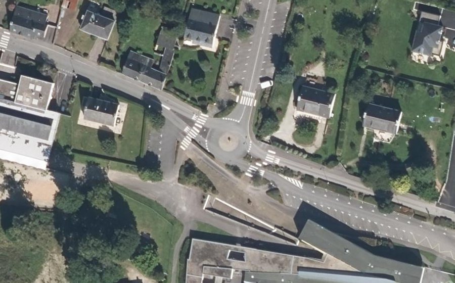 Vue aérienne du Rond-point anonyme n°253775016