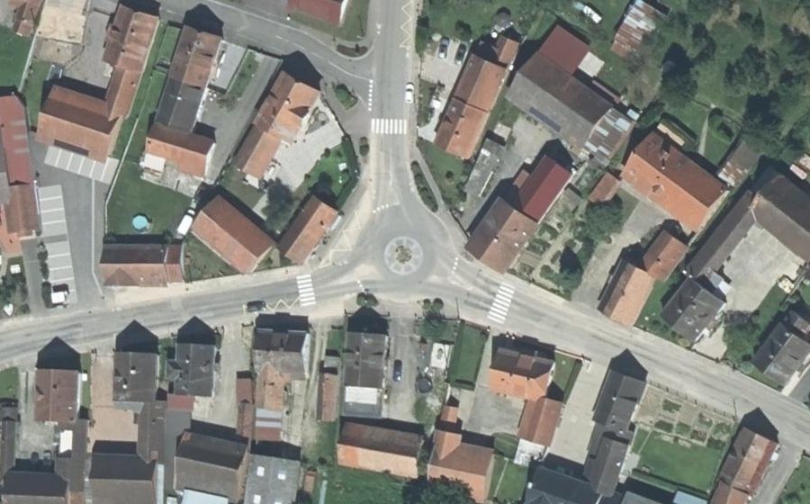 Vue aérienne du Rond-point anonyme n°25377571