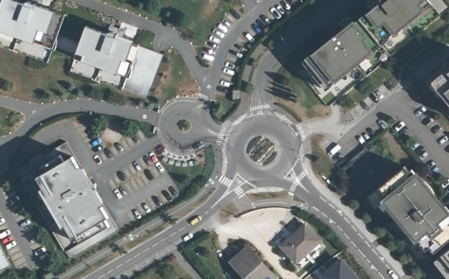 Vue aérienne du Rond-point anonyme n°253791412