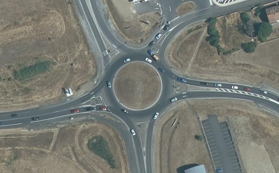 Vue aérienne du Rond-point anonyme n°25379328