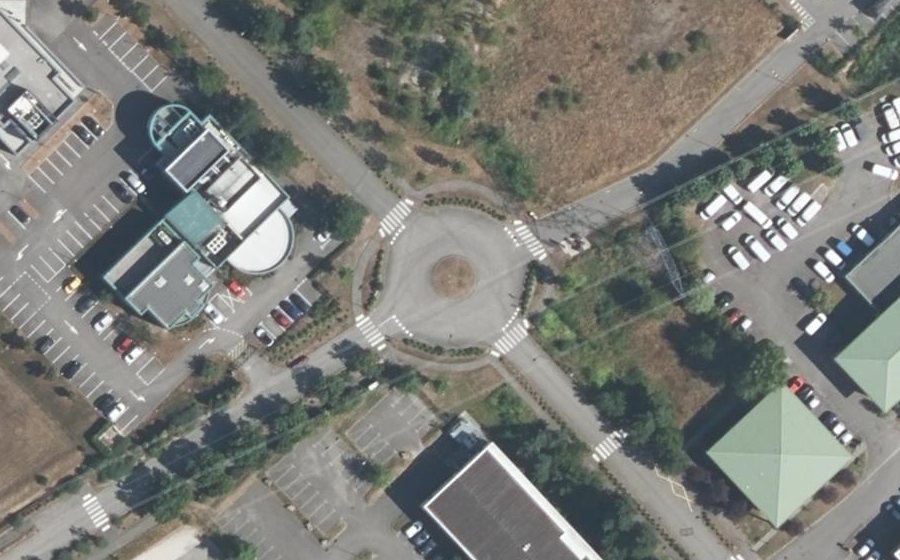 Vue aérienne du Rond-point anonyme n°253818298