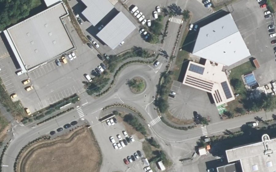 Vue aérienne du Rond-point anonyme n°253818400