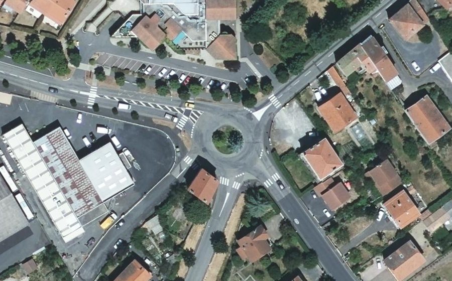 Vue aérienne du Rond-point anonyme n°25382209