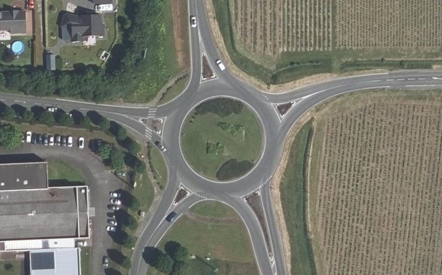 Vue aérienne du Rond-point anonyme n°25382900