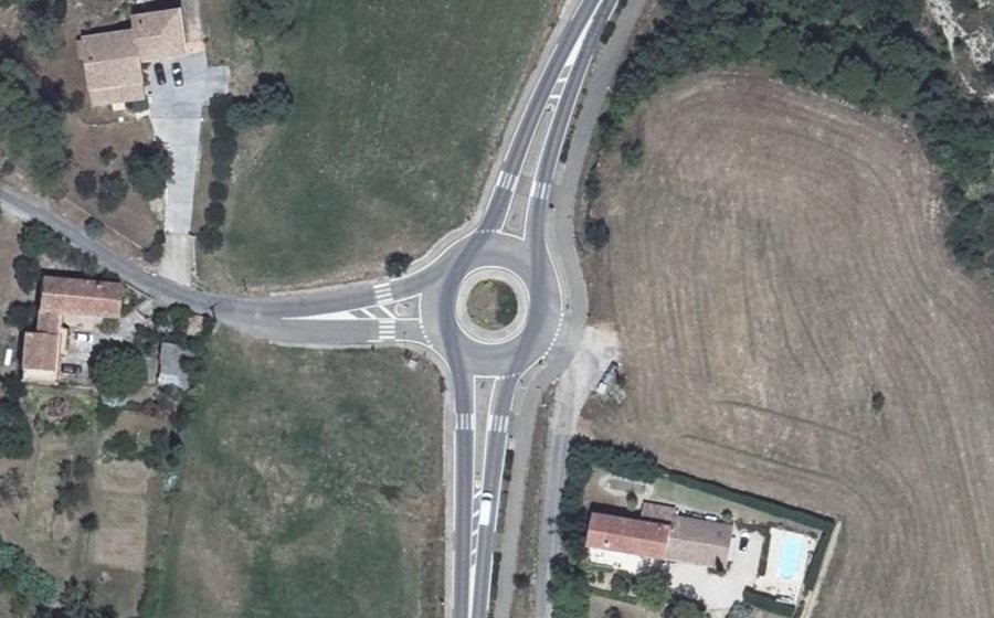 Vue aérienne du Rond-point anonyme n°25383212
