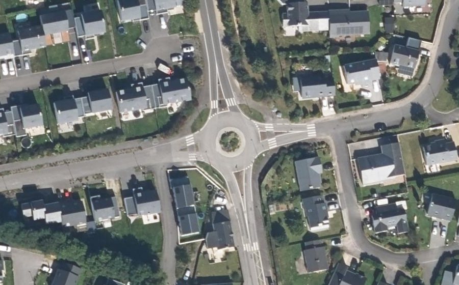 Vue aérienne du Rond-point anonyme n°253834785