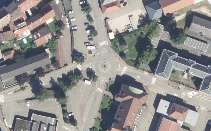 Vue aérienne du Rond-point anonyme n°25390594