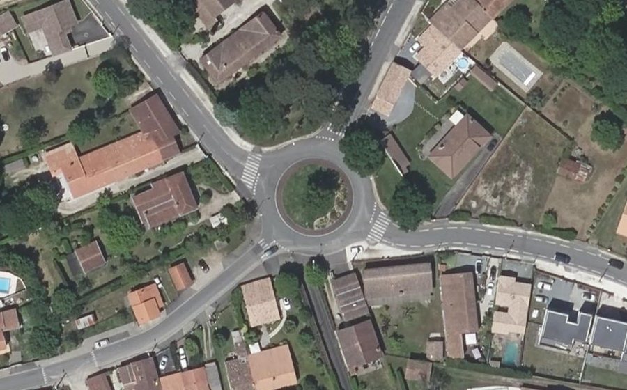 Vue aérienne du Rond-point anonyme n°25391142