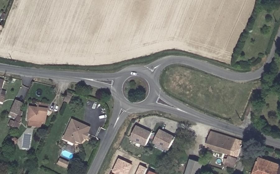 Vue aérienne du Rond-point anonyme n°253941823
