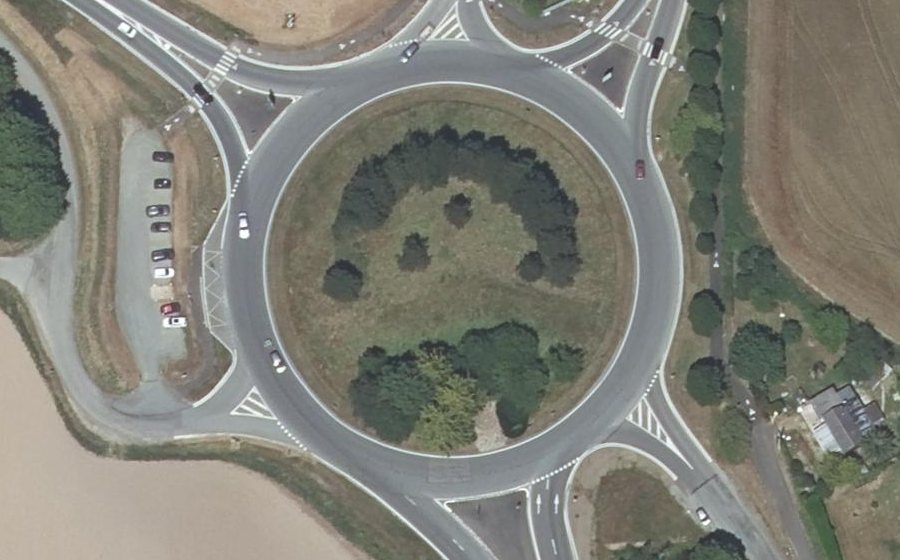 Vue aérienne du Rond-point anonyme n°25394323