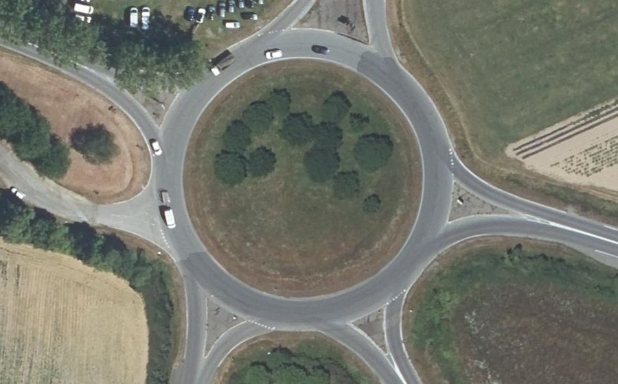 Vue aérienne du Rond-point anonyme n°25394328