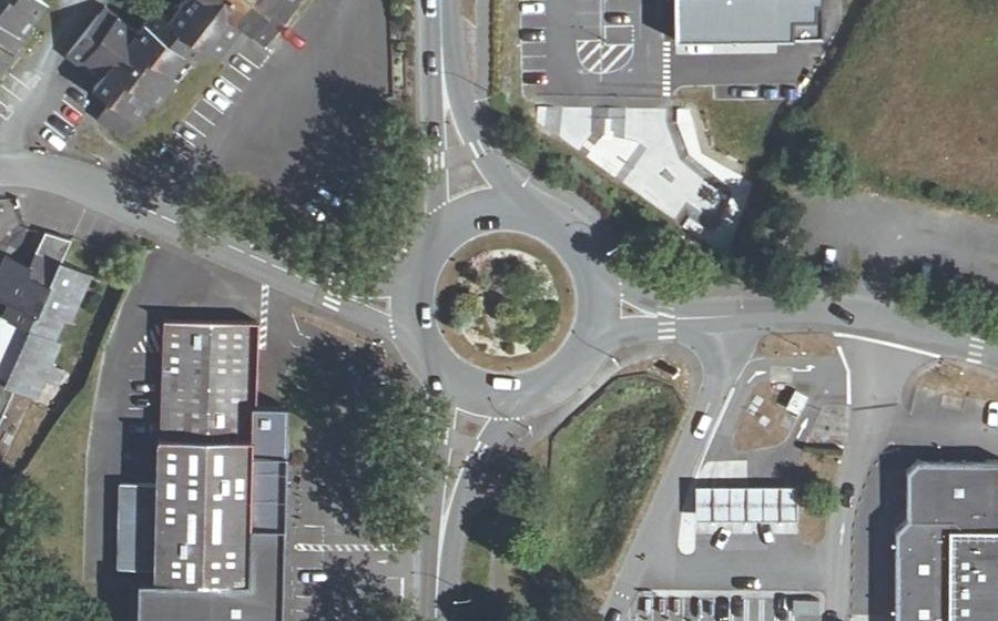 Vue aérienne du Rond-point anonyme n°25394344