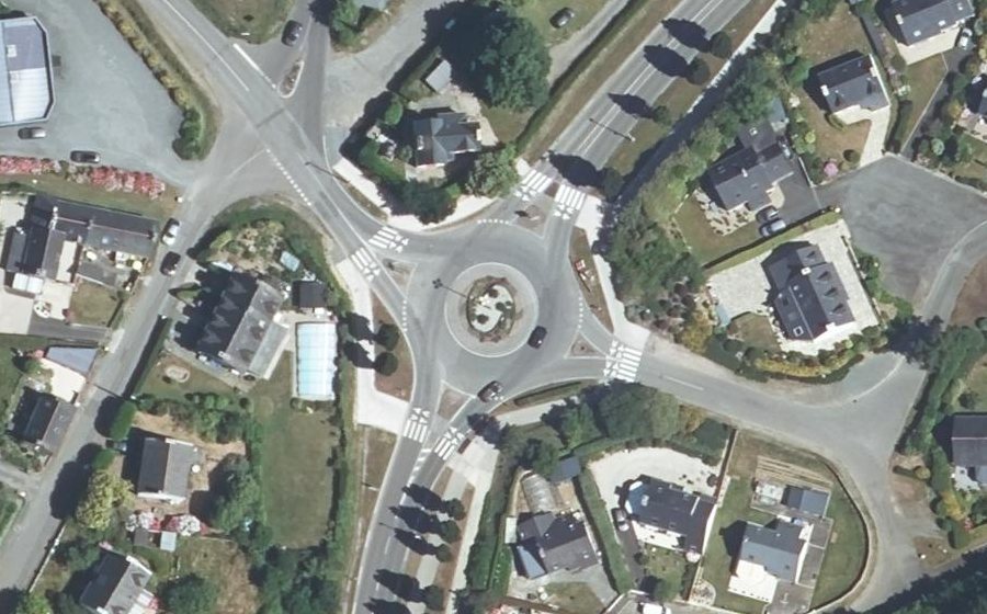 Vue aérienne du Rond-point anonyme n°25394373