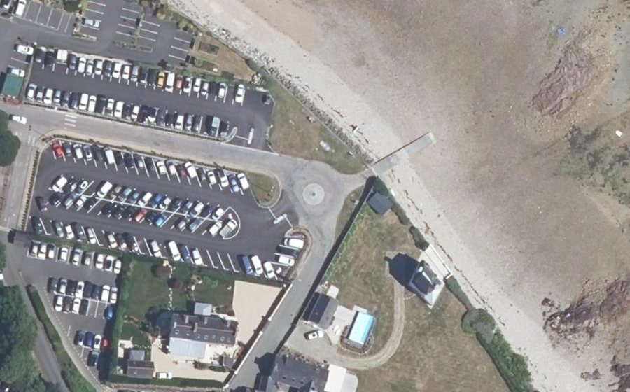 Vue aérienne du Rond-point anonyme n°25394375