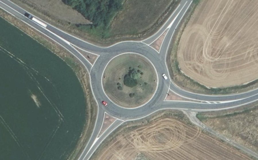Vue aérienne du Rond-point anonyme n°253950276