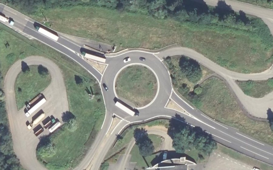 Vue aérienne du Rond-point anonyme n°25395484