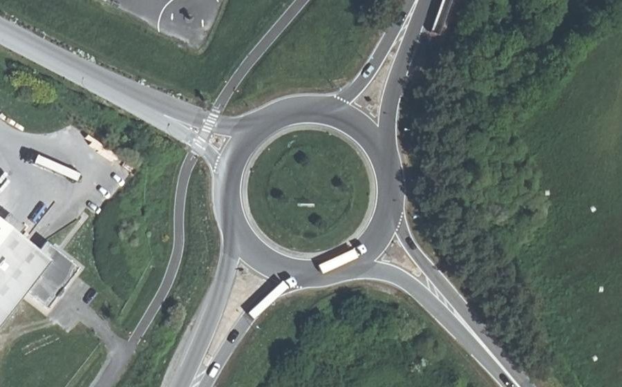 Vue aérienne du Rond-point anonyme n°25397576